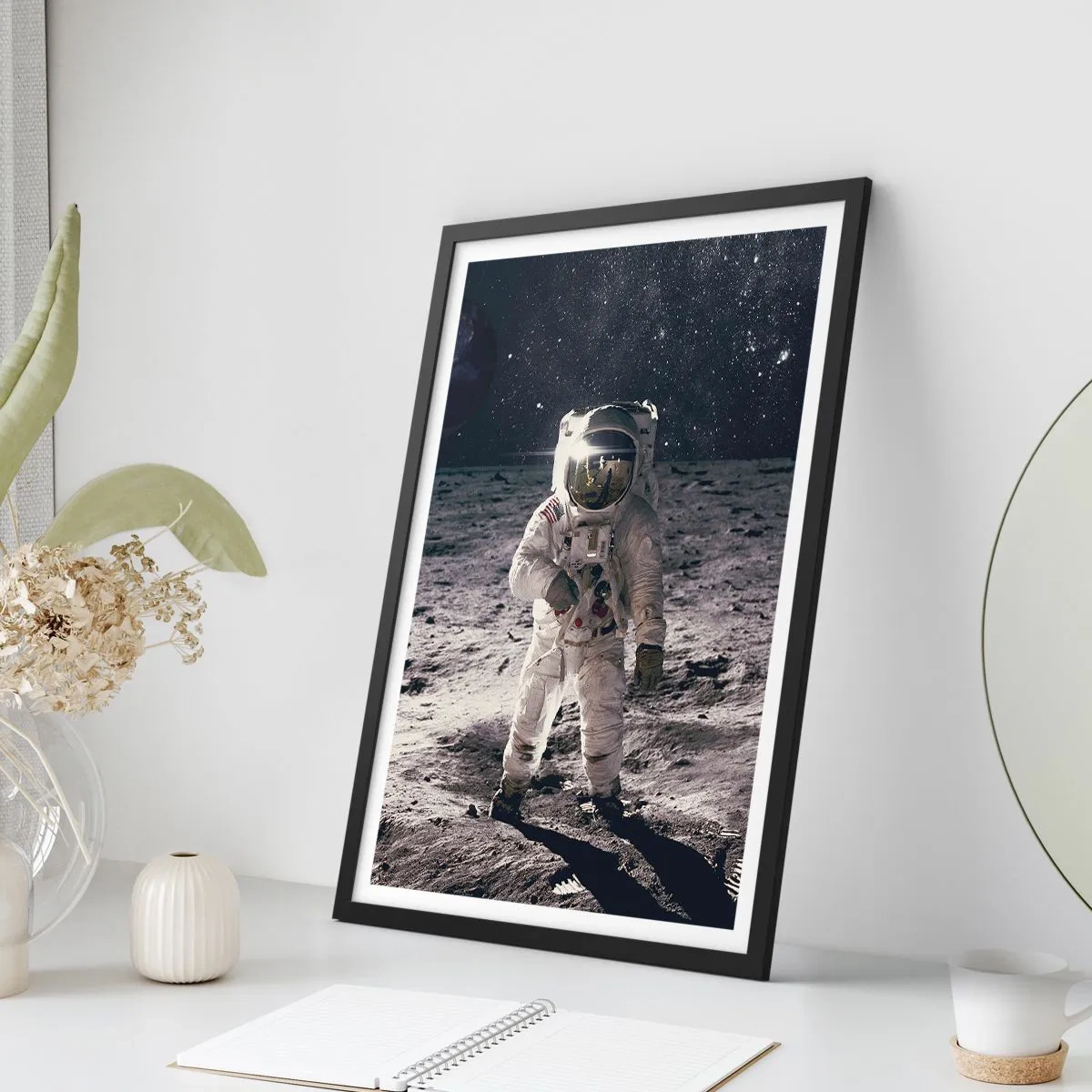 Affiche dans un cadre noir - Poster - Astronaute sur la Lune avec vue sur les étoiles - 50x70cm - Salutations de la lune - Décoration murale moderne pour le salon et la chambre ARTTOR