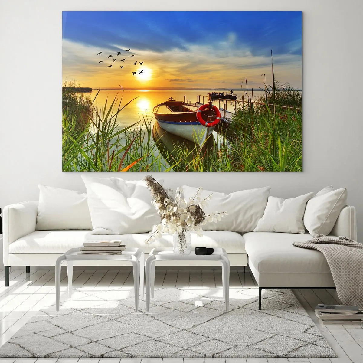 Impression sur verre - Image sur verre - Un bateau sur un lac au coucher du soleil avec des oiseaux dans le ciel - 120x80cm - Les cormorans s'envolent déjà - Décoration murale moderne pour le salon et la chambre ARTTOR