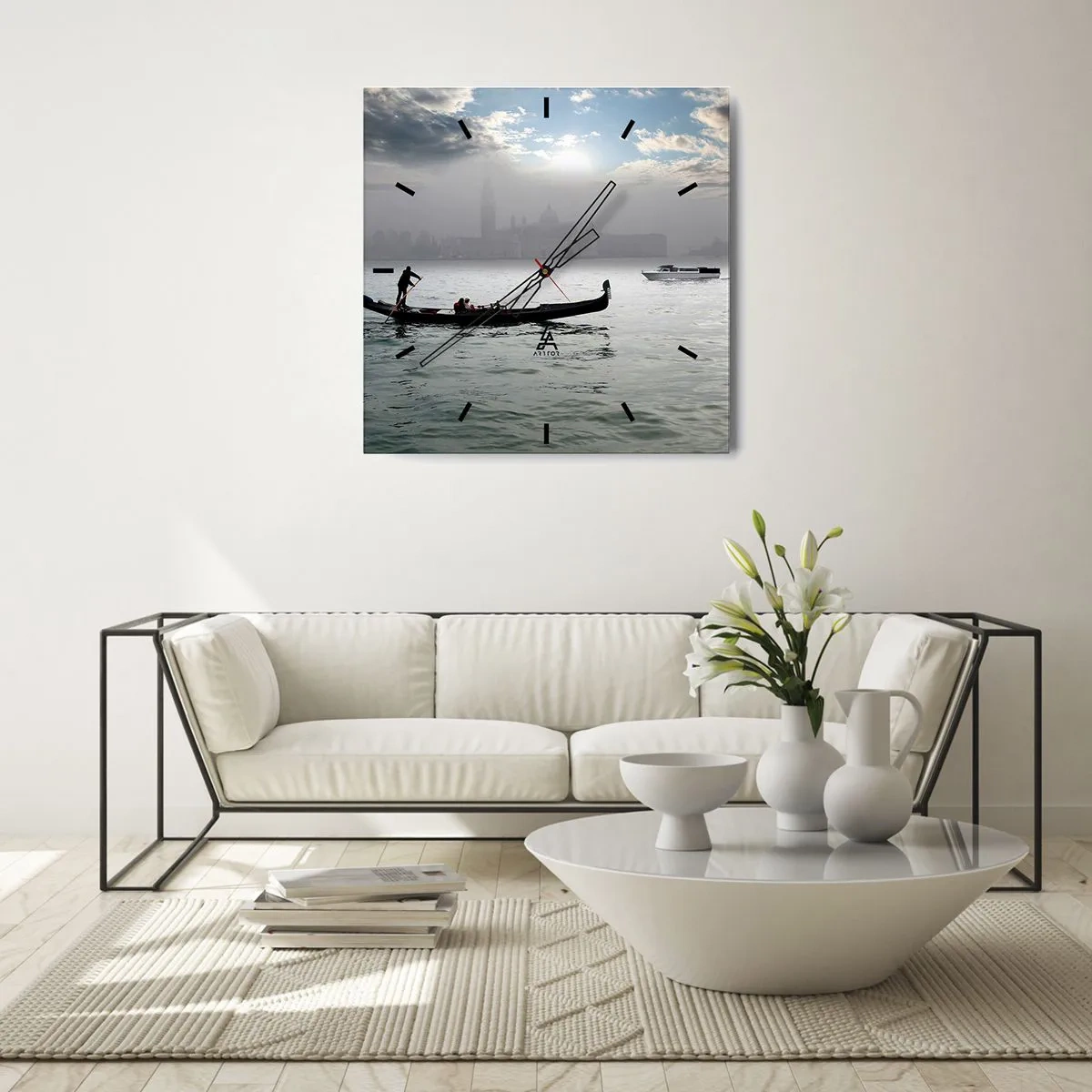 Horloge murale - Pendule murale - Une gondole glisse sur les eaux de Venise par un matin brumeux, surplombant la ville. - 30x30cm - Une ville fabuleuse faite d'eau et de brouillard - Décoration murale moderne pour le salon et la chambre ARTTOR