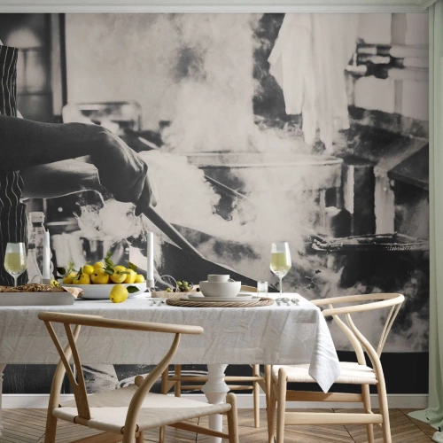 Papier Peint Photo Premium Sand - Un chef au travail dans une cuisine pleine de vapeur et d'une atmosphère intense. - 100x70cm - Alchimie des saveurs - Décoration murale moderne pour le salon et la chambre ARTTOR