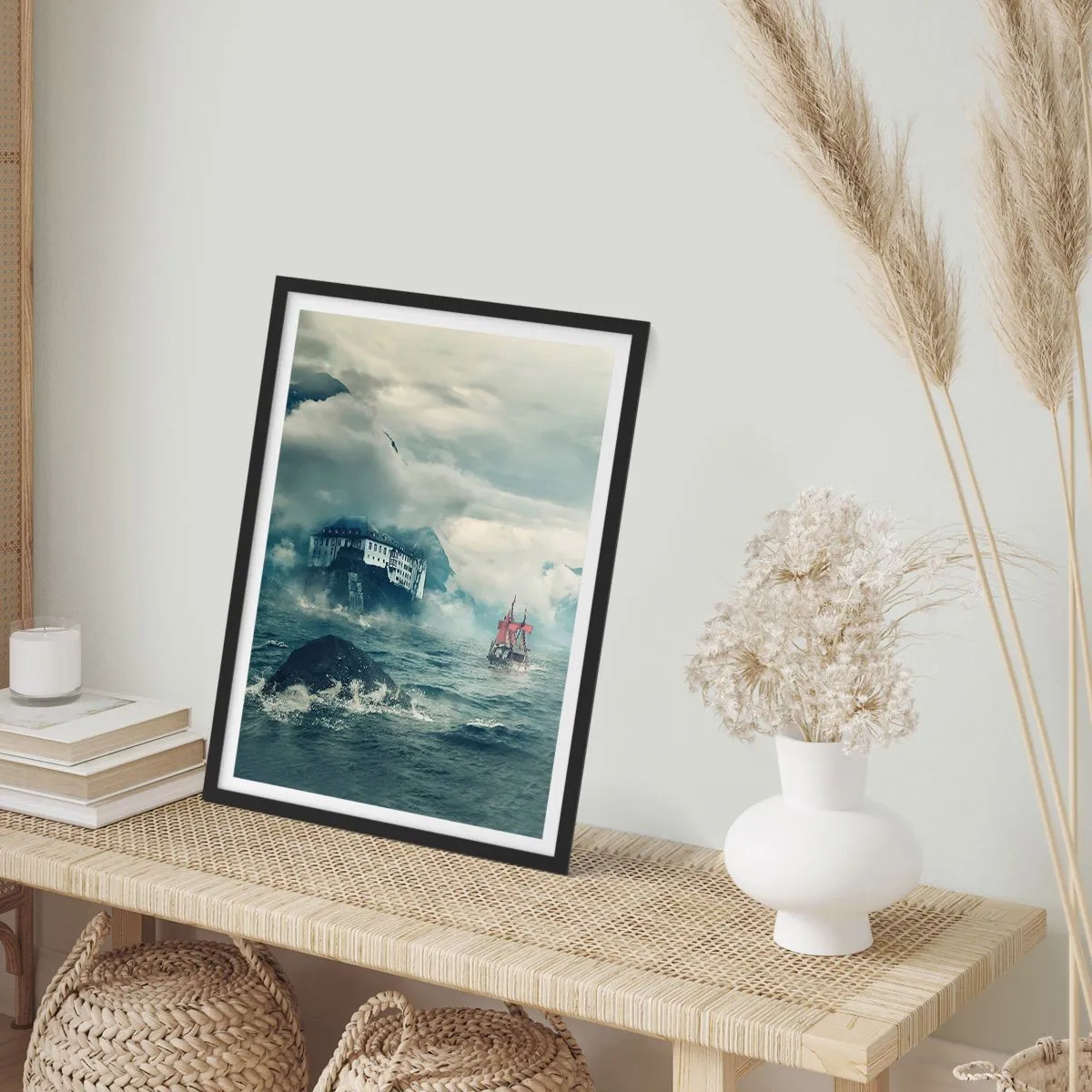 Affiche dans un cadre noir - Poster - Un navire sur une mer agitée près d'un château dans le brouillard - 50x70cm - Dans l'eau magique - Décoration murale moderne pour le salon et la chambre ARTTOR