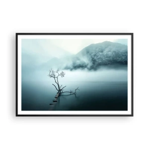 Affiche dans un cadre noir - Poster - Un arbre solitaire dans l'eau entouré de brouillard et de montagnes - 100x70cm - D'eau et de brouillard - Décoration murale moderne pour le salon et la chambre ARTTOR