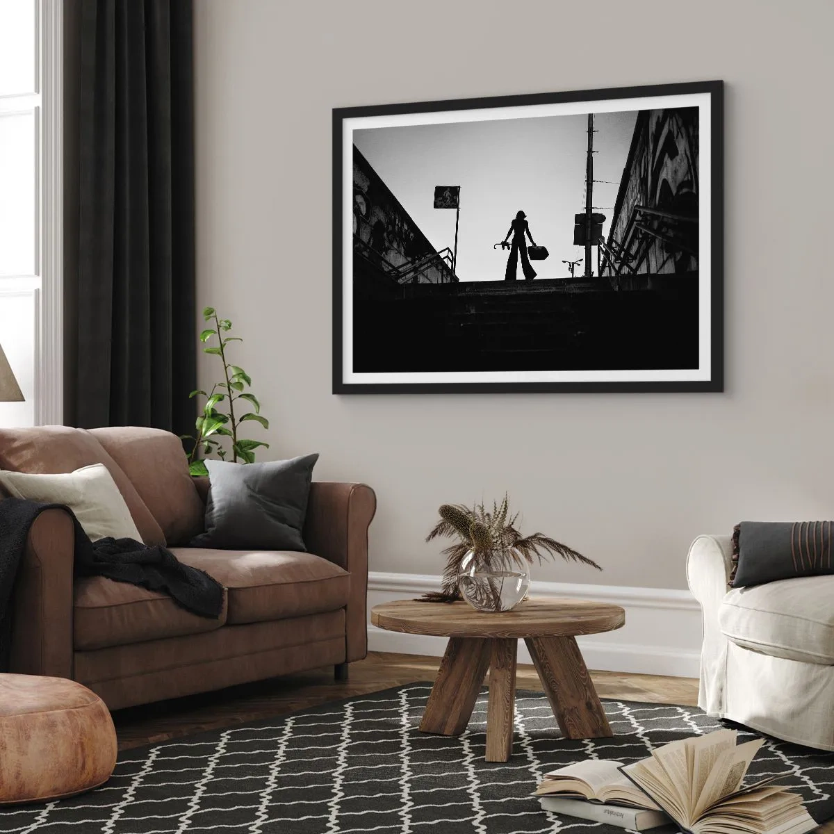 Affiche dans un cadre noir - Poster - Une figure de femme dans les escaliers en noir et blanc avec une atmosphère dynamique - 70x50cm - Pèlerinage urbain - Décoration murale moderne pour le salon et la chambre ARTTOR