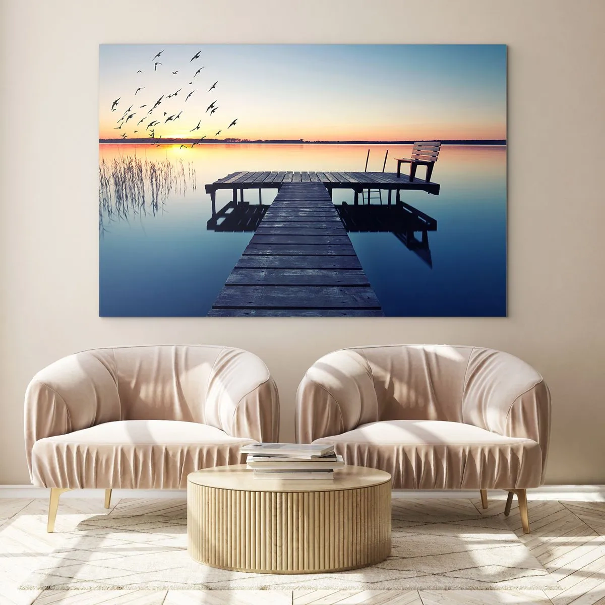 Impression sur verre - Image sur verre - Une jetée sur le lac avec vue sur le coucher de soleil et les oiseaux en vol - 70x50cm - C'était une bonne journée - Décoration murale moderne pour le salon et la chambre ARTTOR