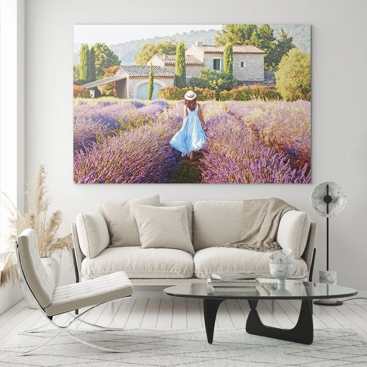 Impression sur verre - Image sur verre - Une femme en robe marchant dans un champ de lavande - 70x50cm - Fille de la lavande - Décoration murale moderne pour le salon et la chambre ARTTOR