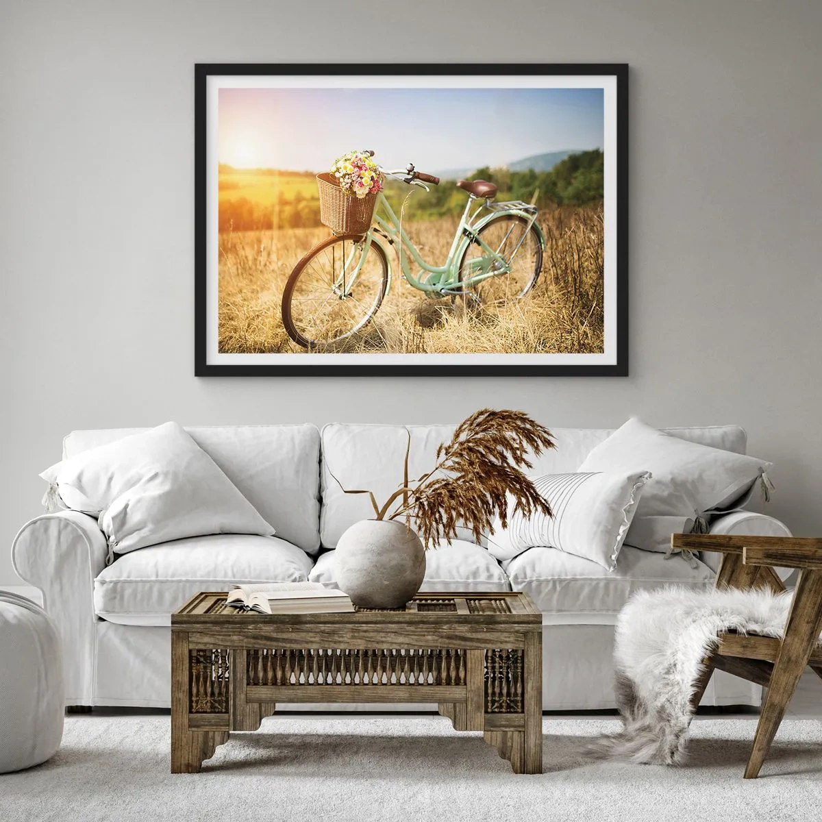 Affiche dans un cadre noir - Poster - Un vélo rétro avec un panier rempli de fleurs sur fond de prairie. - 100x70cm - Je vais rester un petit moment - Décoration murale moderne pour le salon et la chambre ARTTOR