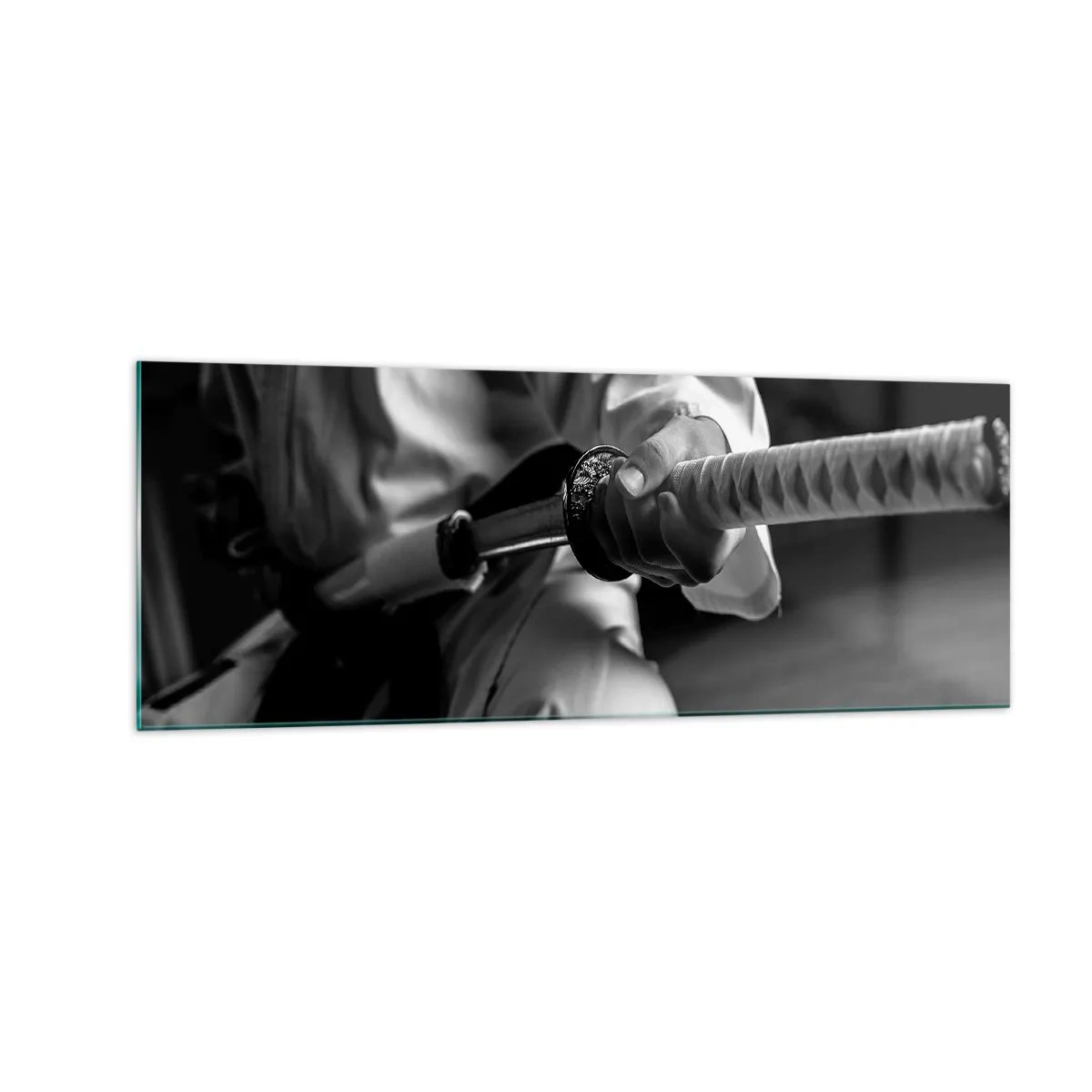 Impression sur verre - Image sur verre - Un samouraï en kimono tenant un katana en noir et blanc. - 140x50cm - Âme de guerrier - Décoration murale moderne pour le salon et la chambre ARTTOR