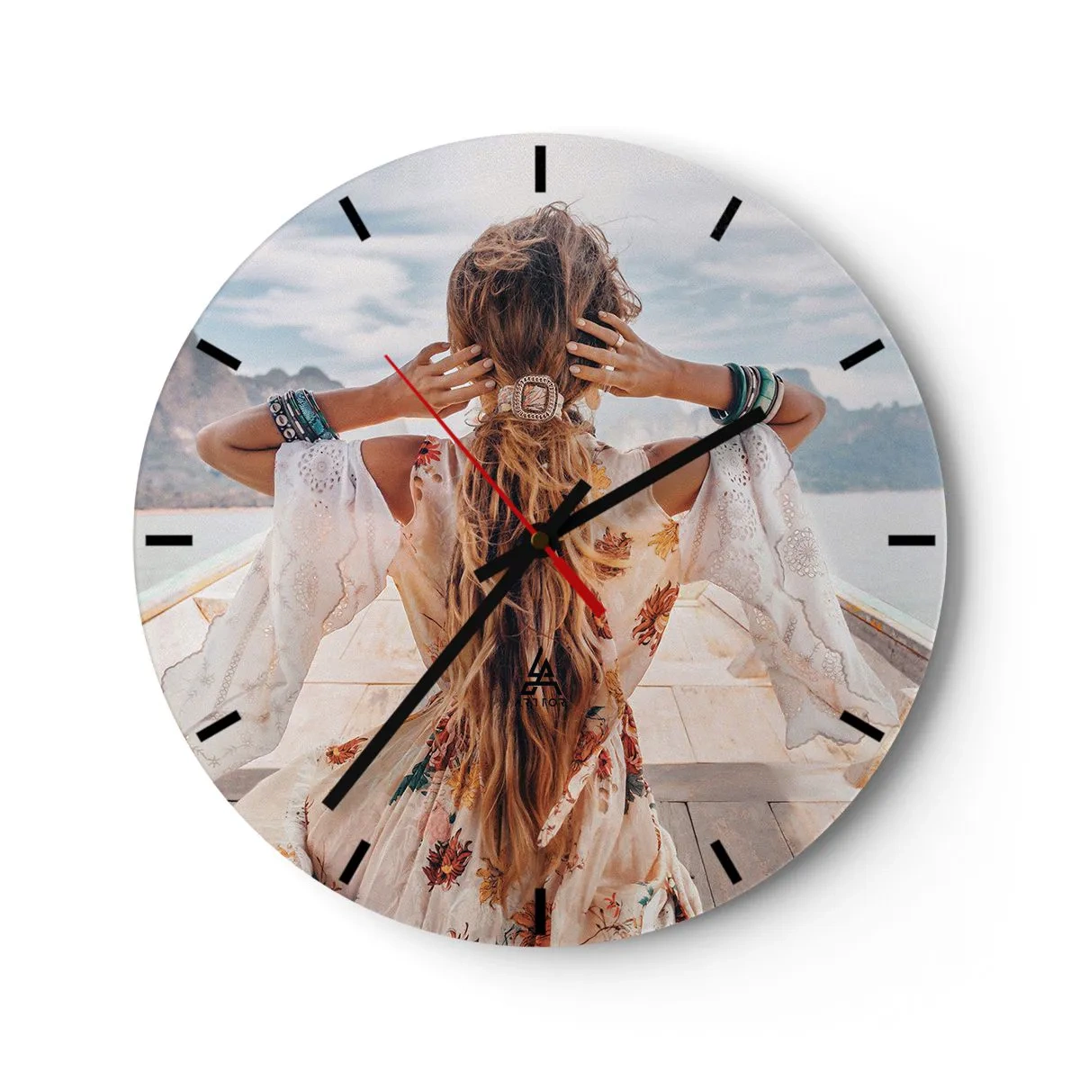 Horloge murale - Pendule murale - Femme sur un bateau avec les cheveux lâchés dans un style bohème - 30x30cm - En route vers le bonheur - Décoration murale moderne pour le salon, la cuisine et la chambre ARTTOR