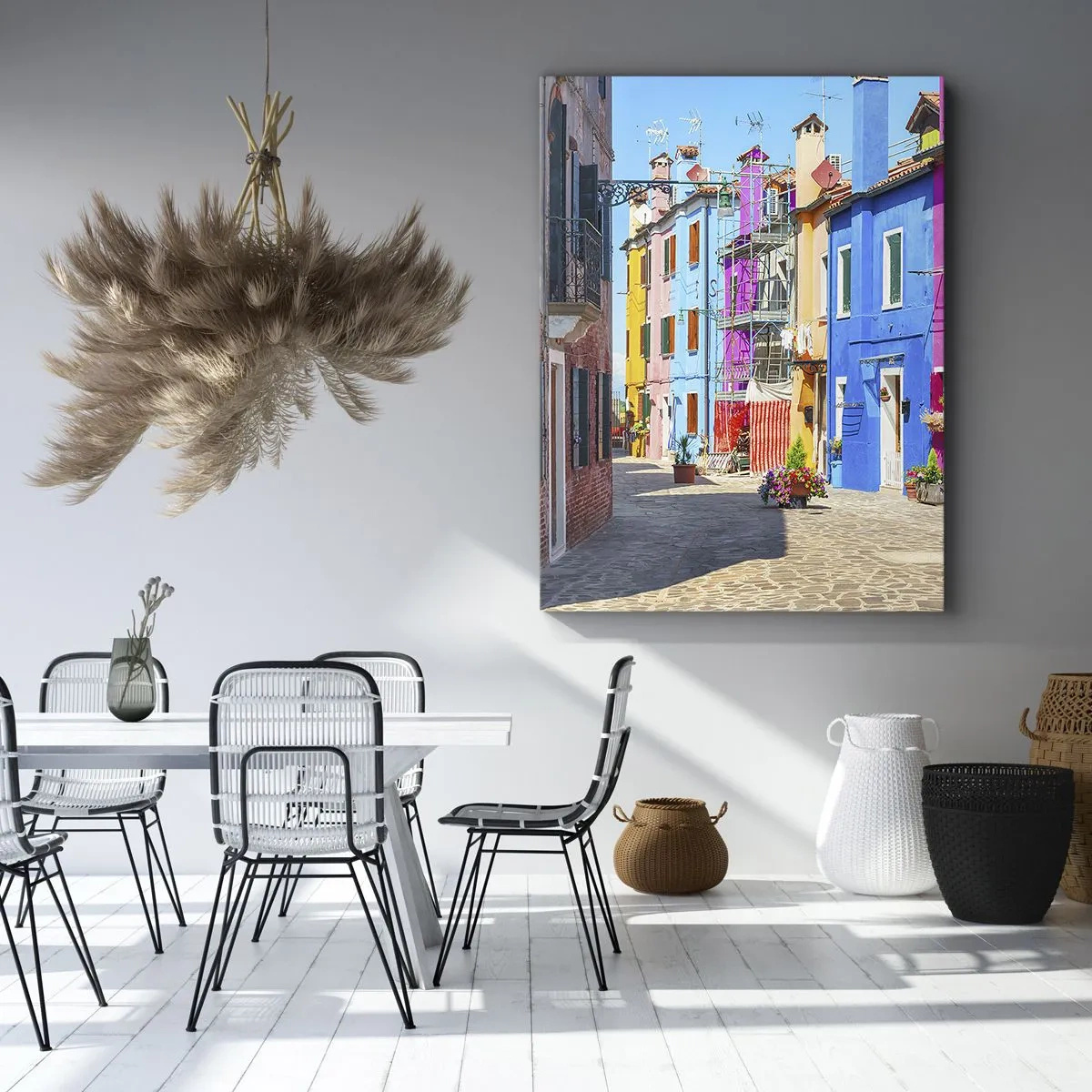 Impression sur toile - Image sur toile - Bâtiments colorés dans une rue étroite de la ville - 80x120cm - Ville "Sous les perroquets" - Décoration murale moderne pour le salon et la chambre ARTTOR