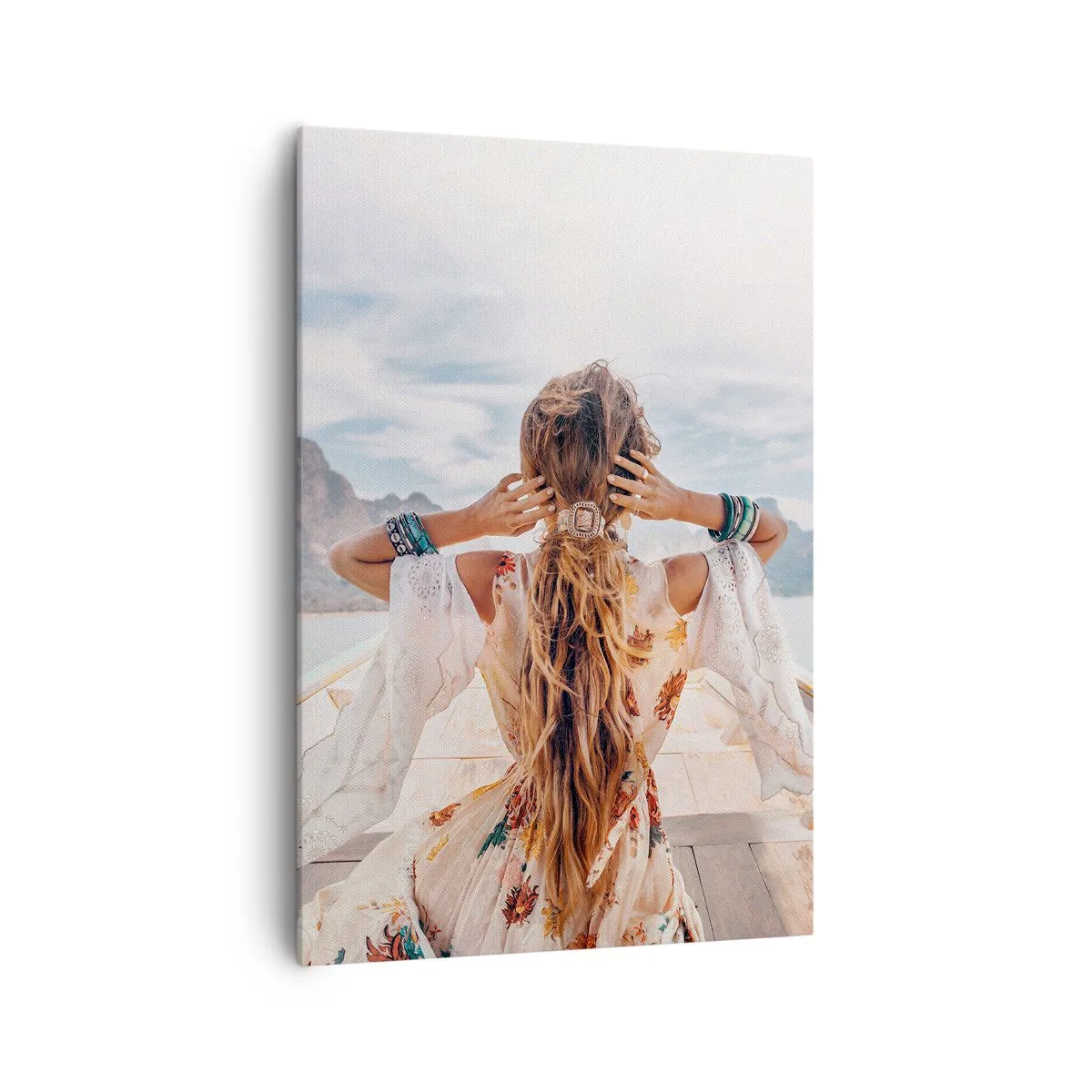 Impression sur toile - Image sur toile - Femme sur un bateau surplombant les montagnes et l'eau, style bohème - 70x100cm - En route vers le bonheur - Décoration murale moderne pour le salon et la chambre ARTTOR