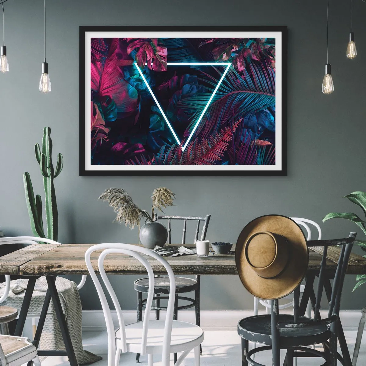 Affiche dans un cadre noir - Poster - Un triangle néon entouré de feuilles tropicales aux couleurs sombres. - 100x70cm - Jardin de style disco - Décoration murale moderne pour le salon et la chambre ARTTOR