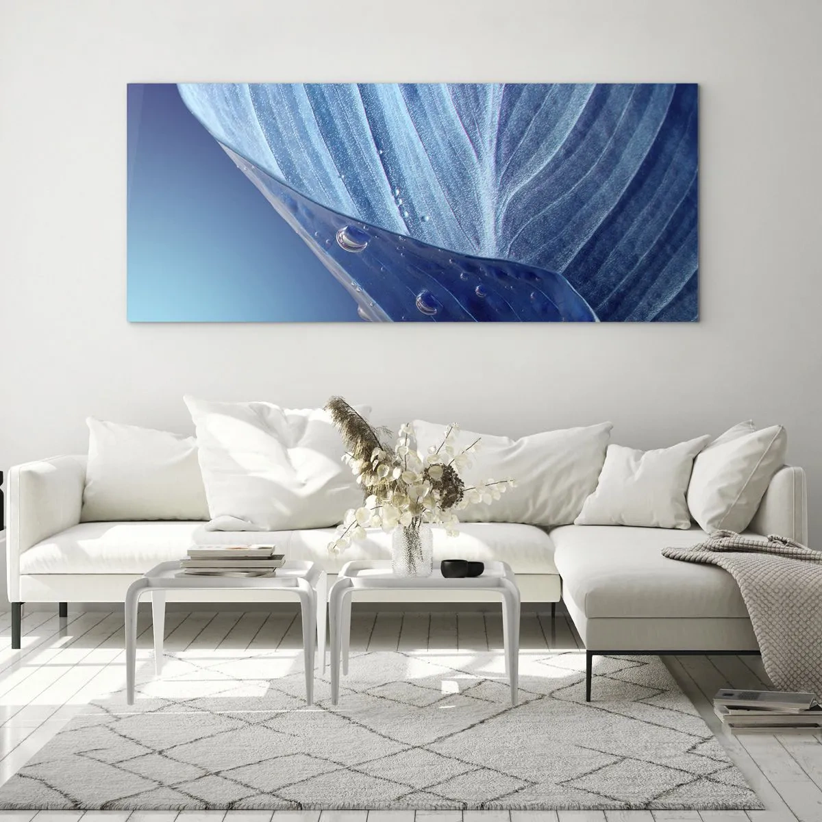 Impression sur verre - Image sur verre - Une feuille bleue avec des gouttes d'eau visibles - 140x50cm - Gouttes cachées du bleu - Décoration murale moderne pour le salon et la chambre ARTTOR