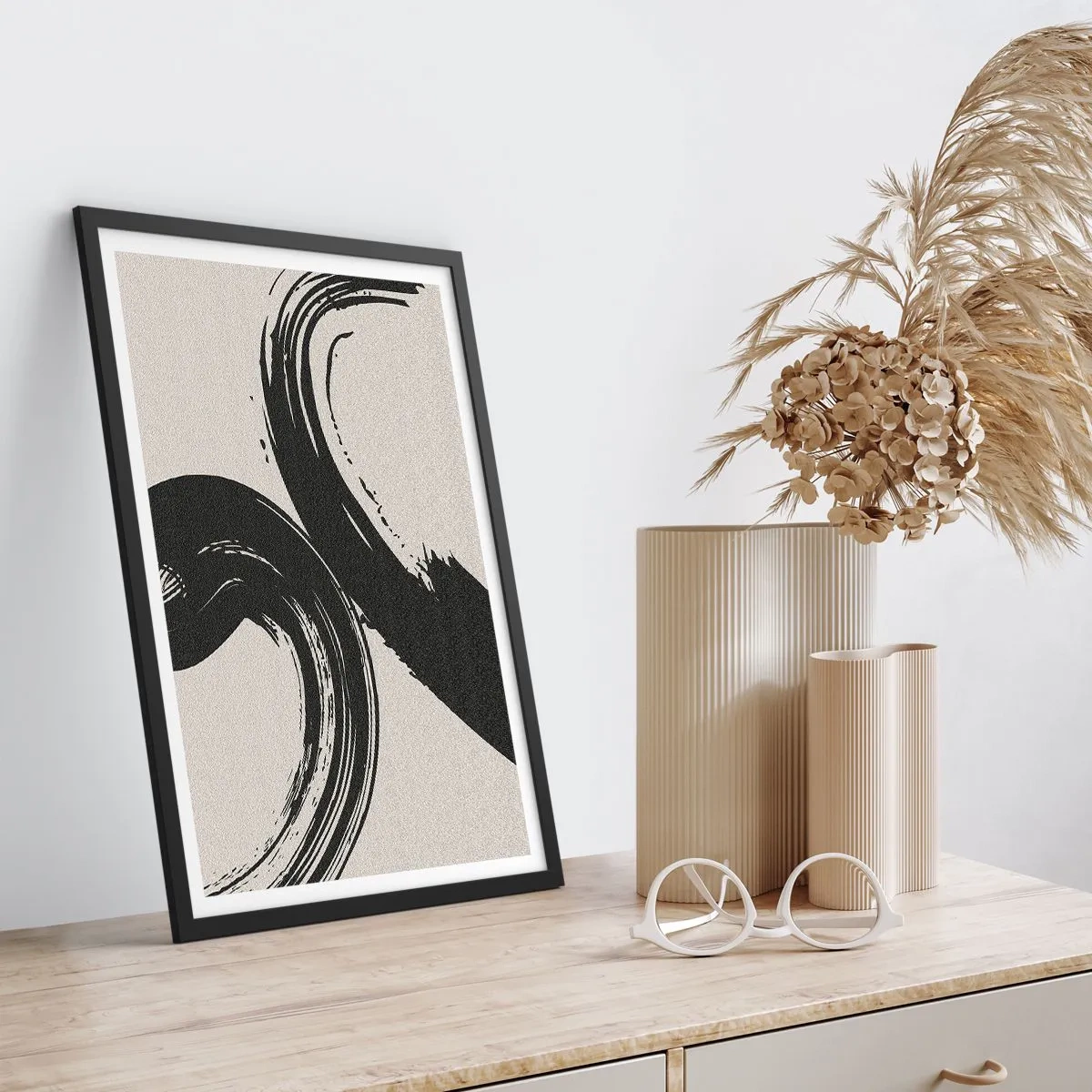 Affiche dans un cadre noir - Poster - Coups de pinceau dynamiques sur fond beige - 50x70cm - Balayage circulaire - Décoration murale moderne pour le salon et la chambre ARTTOR