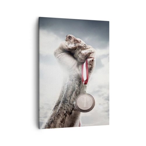 Impression sur toile - Image sur toile - Une main levée avec une médaille contre un ciel nuageux - 50x70cm - Per aspera ad astra - Décoration murale moderne pour le salon et la chambre ARTTOR