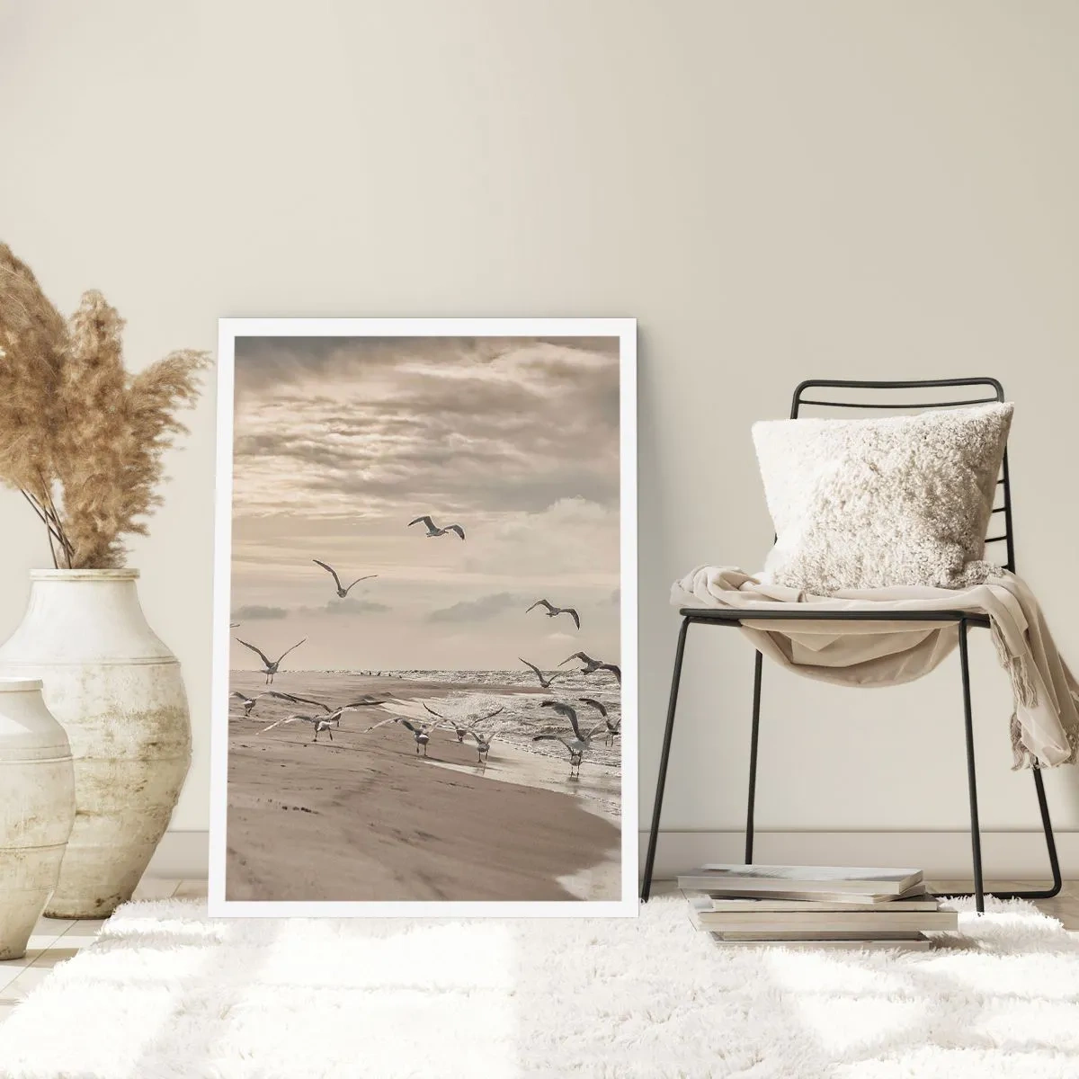 Affiche - Poster - Mouettes planant au-dessus du rivage sous un ciel nuageux - 50x70cm - Le bruit de la mer, le chant des oiseaux - Décoration murale moderne pour le salon et la chambre ARTTOR