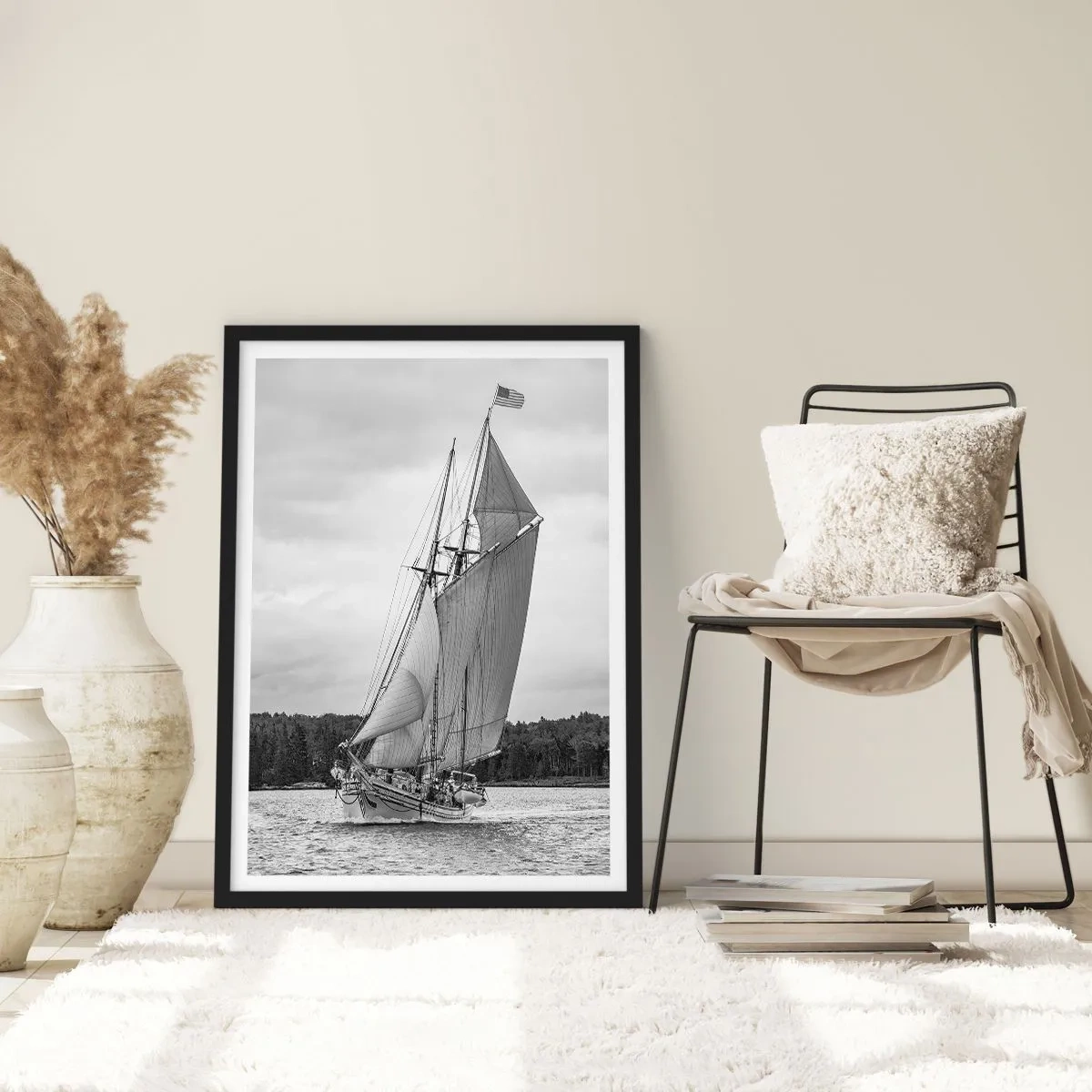 Affiche dans un cadre noir - Poster - Un voilier avec de grandes voiles naviguant sur la mer en noir et blanc - 50x70cm - Frères du vent - Décoration murale moderne pour le salon et la chambre ARTTOR