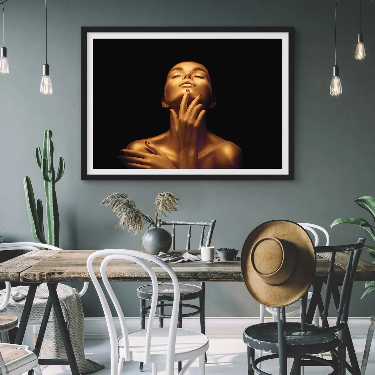 Affiche dans un cadre noir - Poster - Portrait d'une femme dans une lueur dorée sur fond noir - 100x70cm - Comme de la soie dorée - Décoration murale moderne pour le salon et la chambre ARTTOR