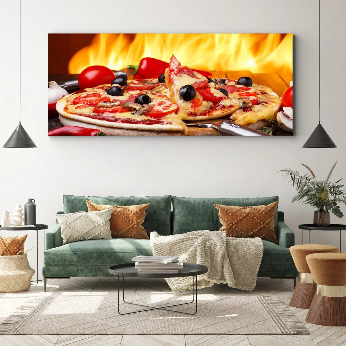 Impression sur toile - Image sur toile - Pizza aux olives, tomates et poivrons sur fond de flammes - 140x50cm - From Italy with love - Décoration murale moderne pour le salon et la chambre ARTTOR