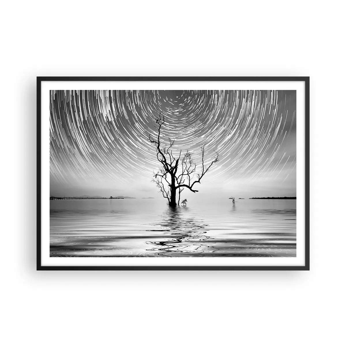 Affiche dans un cadre noir - Poster - Un arbre dans l'eau sous un ciel nocturne avec des étoiles en mouvement - 100x70cm - La symphonie de la nature - Décoration murale moderne pour le salon et la chambre ARTTOR