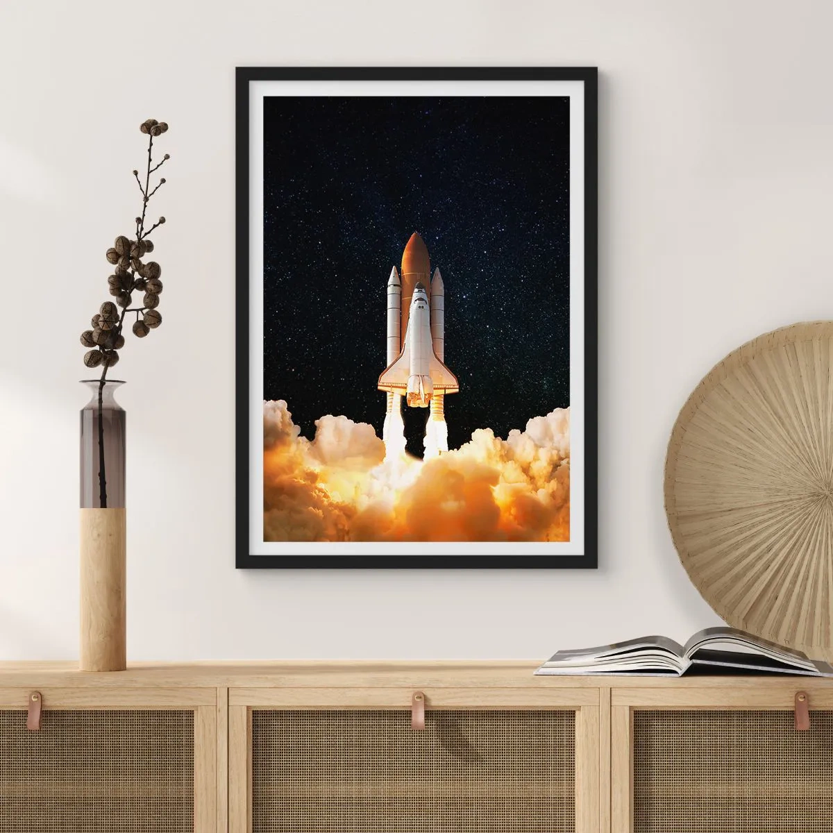 Affiche dans un cadre noir - Poster - Une navette spatiale décollant sous un ciel étoilé - 50x70cm - Ad astra! - Décoration murale moderne pour le salon et la chambre ARTTOR
