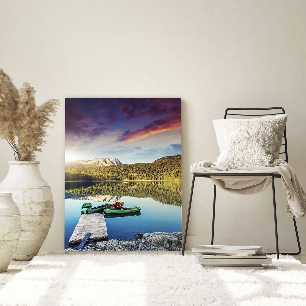 Impression sur verre - Image sur verre - Un lac pittoresque avec une jetée en bois et des bateaux au coucher du soleil - 50x70cm - Aussi lisse qu'un miroir au-dessus de l'eau - Décoration murale moderne pour le salon et la chambre ARTTOR