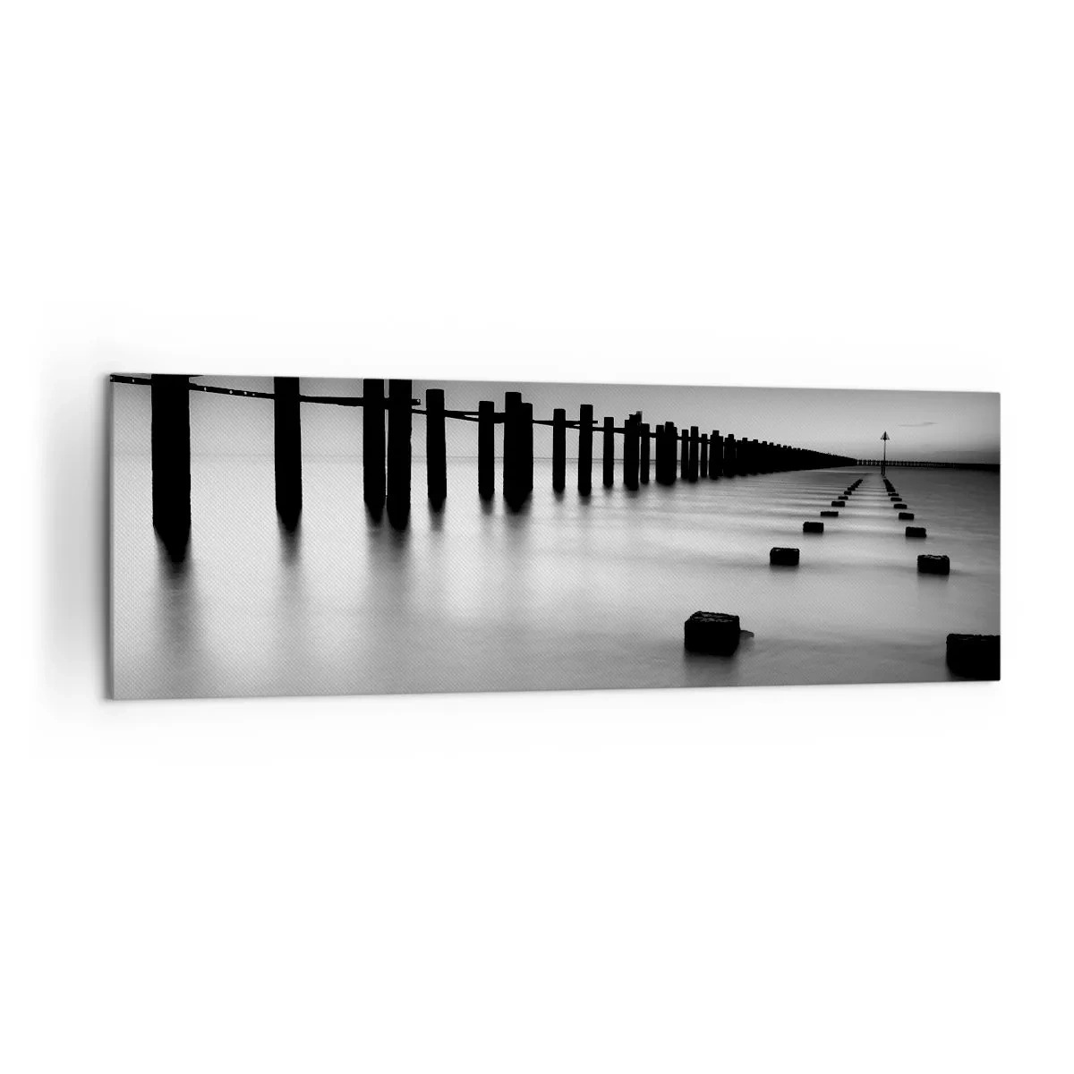 Impression sur toile - Image sur toile - Poteaux en bois et blocs de béton immergés dans l'eau dans des tons noirs et blancs - 160x50cm - Distance grise dans le brouillard - Décoration murale moderne pour le salon et la chambre ARTTOR