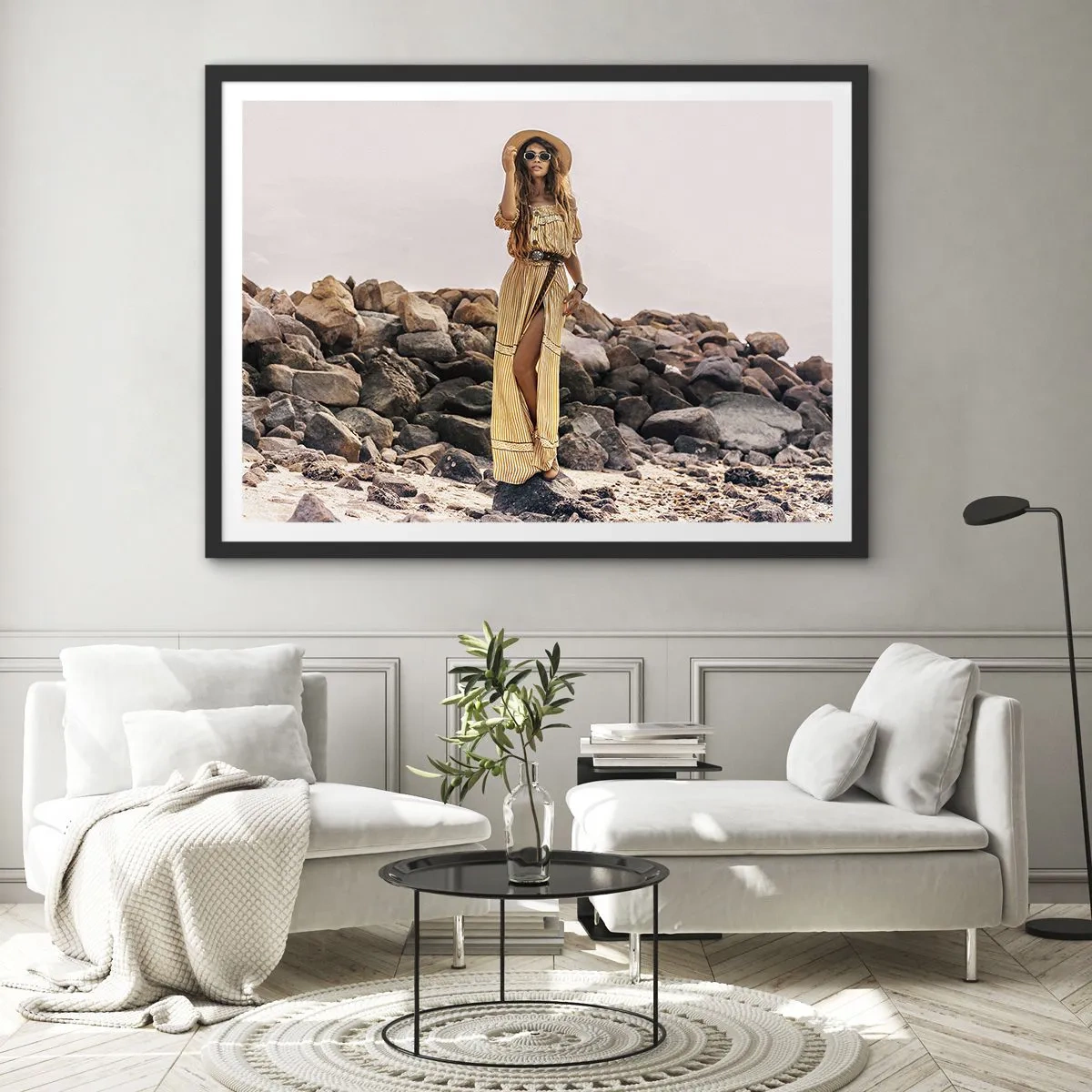 Affiche dans un cadre noir - Poster - Une femme au style bohème sur fond de plage rocheuse - 100x70cm - La magie des pierres - Décoration murale moderne pour le salon et la chambre ARTTOR