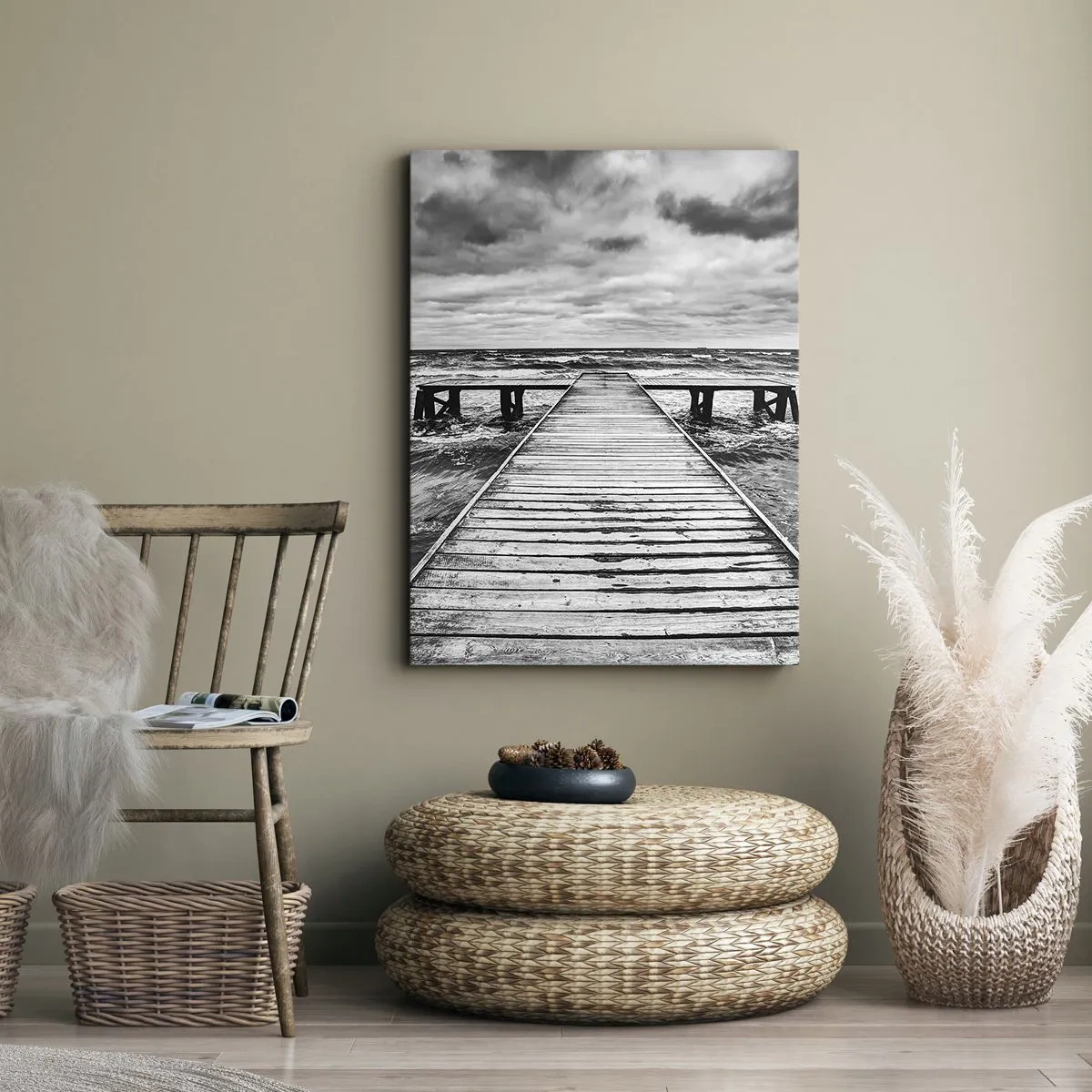 Impression sur toile - Image sur toile - Une vue en noir et blanc d'une jetée en bois sur une mer agitée. - 50x70cm - J'attends que le vent, ça le chassera... - Décoration murale moderne pour le salon et la chambre ARTTOR