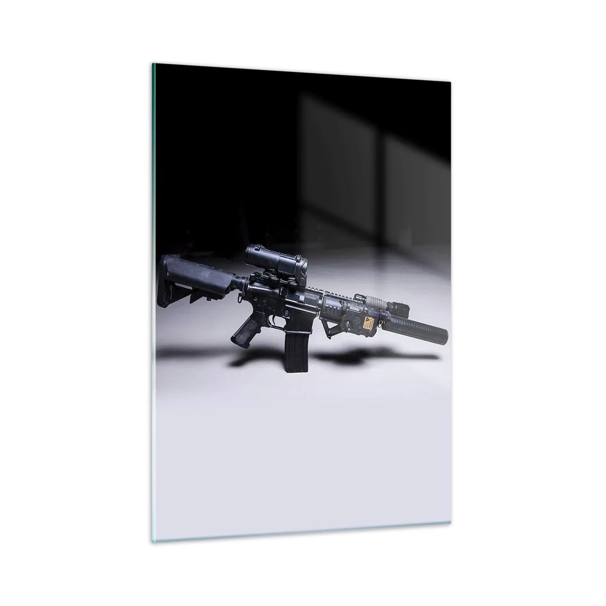 Impression sur verre - Image sur verre - Un fusil d'assaut noir avec des accessoires posés sur un fond clair - 50x70cm - Chevalier ténébreux - Décoration murale moderne pour le salon et la chambre ARTTOR