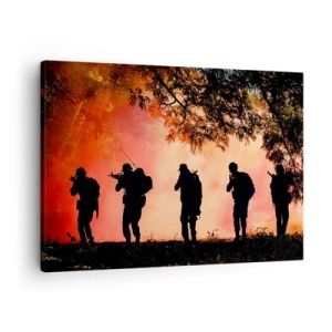 Impression sur toile - Image sur toile - Silhouettes de soldats dans la forêt contre le ciel orange - 70x50cm - … Tous pour un. - Décoration murale moderne pour le salon et la chambre ARTTOR