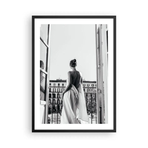 Affiche dans un cadre noir - Poster - Une femme en tissu blanc sur un balcon surplombant la ville - 50x70cm - Eveil des pensées - Décoration murale moderne pour le salon et la chambre ARTTOR