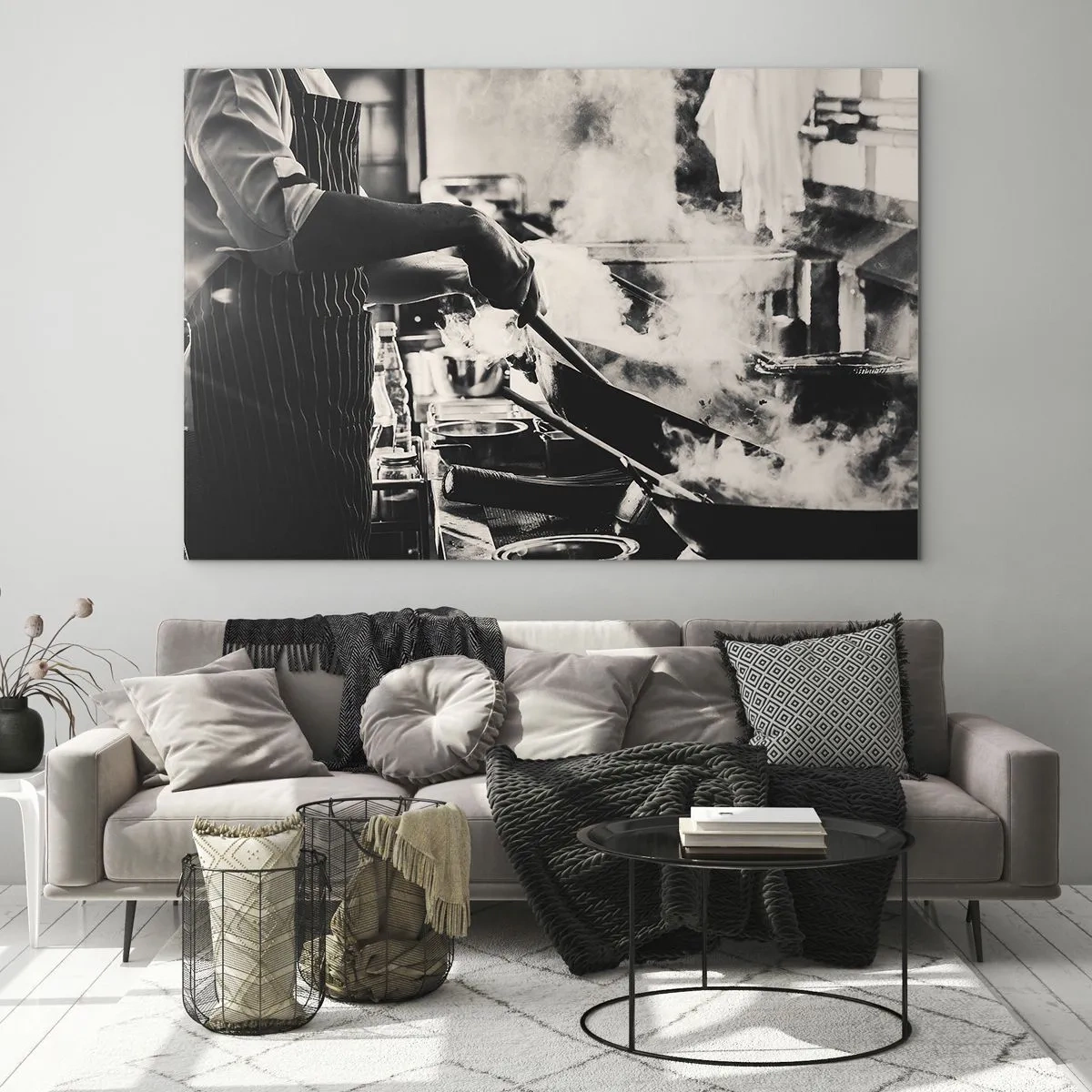 Impression sur verre - Image sur verre - Un chef en action avec une poêle à frire dans une cuisine remplie de vapeur - 100x70cm - Alchimie des saveurs - Décoration murale moderne pour le salon et la chambre ARTTOR