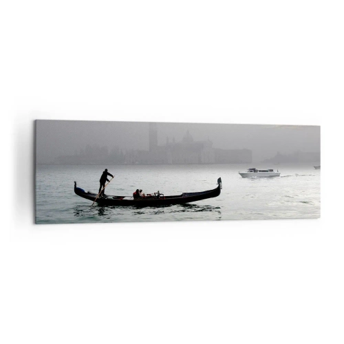 Impression sur toile - Image sur toile - Une gondole glisse sur les eaux de Venise par un matin brumeux, surplombant la ville. - 160x50cm - Une ville fabuleuse faite d'eau et de brouillard - Décoration murale moderne pour le salon et la chambre ARTTOR