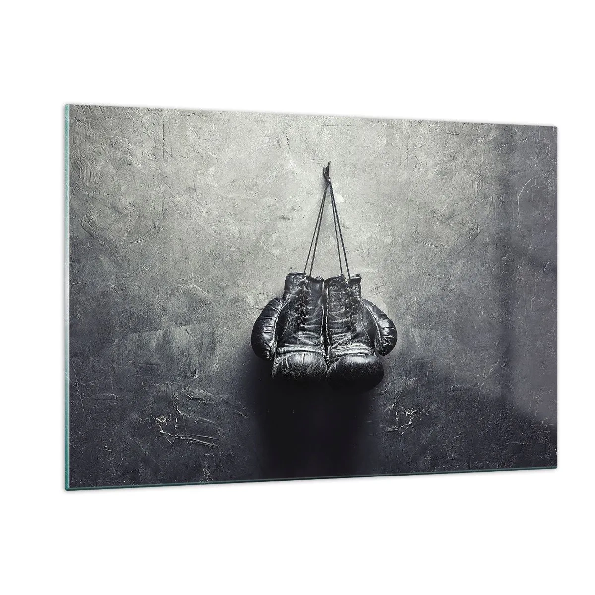 Impression sur verre - Image sur verre - Gants de boxe noirs accrochés au mur - 120x80cm - Un temps pour se battre et un temps pour la paix - Décoration murale moderne pour le salon et la chambre ARTTOR