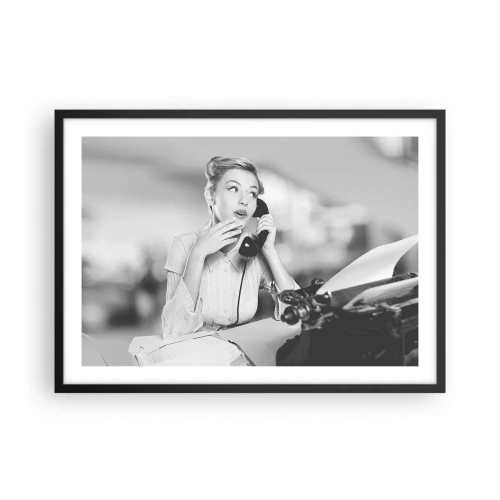Affiche dans un cadre noir - Poster - Une femme parlant au téléphone devant une machine à écrire - 70x50cm - Hello! Ici les années 50 - Décoration murale moderne pour le salon et la chambre ARTTOR