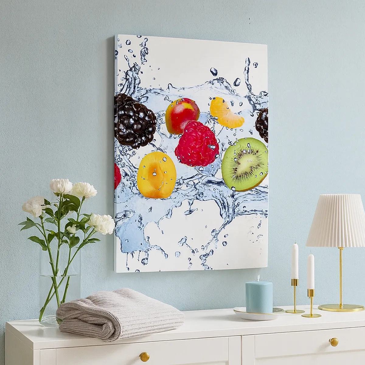 Impression sur toile - Image sur toile - Fruits colorés immergés dans des éclaboussures d'eau sur un fond blanc - 50x70cm - Amusez-vous avec nous - Décoration murale moderne pour le salon et la chambre ARTTOR