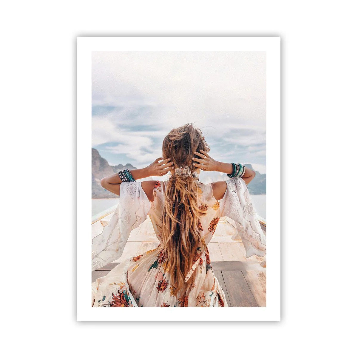 Affiche - Poster - Femme en robe bohème avec vue sur la mer - 50x70cm - En route vers le bonheur - Décoration murale moderne pour le salon et la chambre ARTTOR