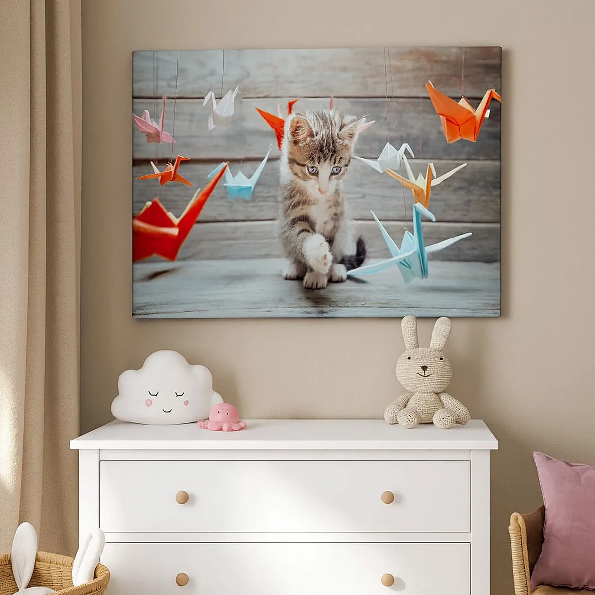Impression sur toile - Image sur toile - Un chaton jouant avec des grues en papier origami suspendues. - 70x50cm - Première leçon - Décoration murale moderne pour le salon et la chambre ARTTOR