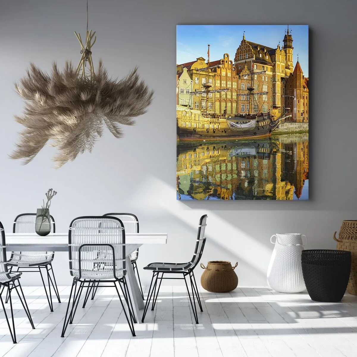 Impression sur toile - Image sur toile - Une vue pittoresque de la vieille ville avec un voilier et de l'eau - 50x70cm - Reflet dans le miroir du passé - Décoration murale moderne pour le salon et la chambre ARTTOR