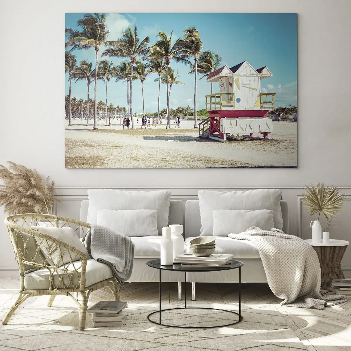 Impression sur verre - Image sur verre - Une plage avec des palmiers et une tour de surveillance par une journée ensoleillée - 100x70cm - Une belle journée devant toi - Décoration murale moderne pour le salon et la chambre ARTTOR