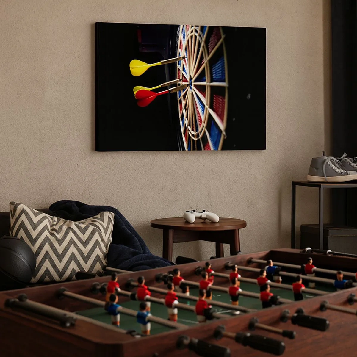 Impression sur toile - Image sur toile - Un jeu de fléchettes avec des fléchettes frappées sur un fond noir - 70x50cm - Droit au but - Décoration murale moderne pour le salon et la chambre ARTTOR