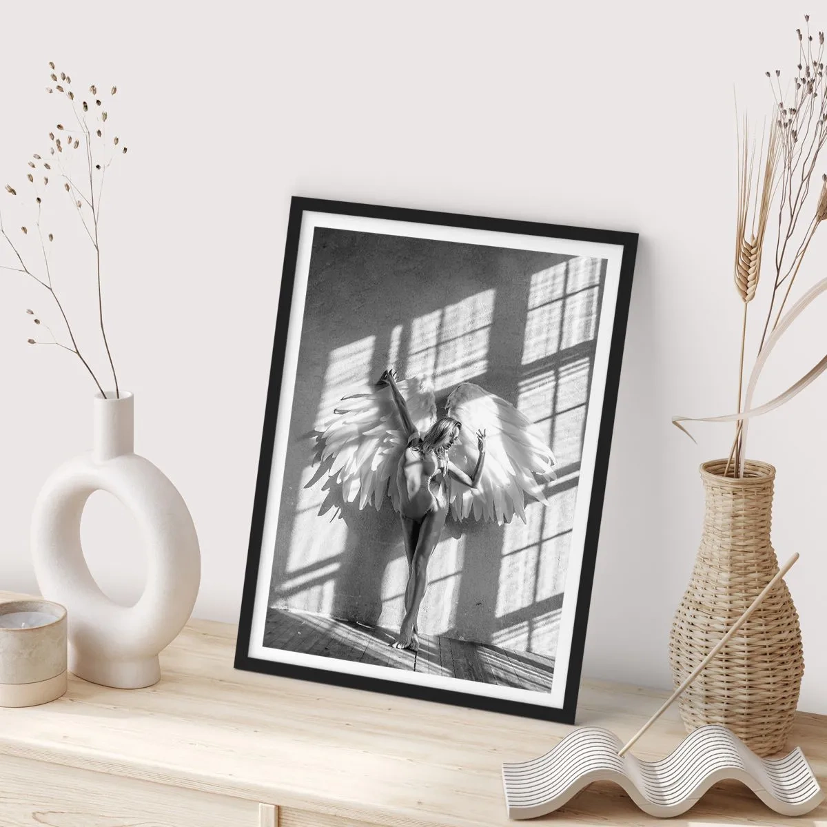 Affiche dans un cadre noir - Poster - Photographie en noir et blanc d'une femme avec des ailes d'ange - 50x70cm - Directement du ciel - Décoration murale moderne pour le salon et la chambre ARTTOR