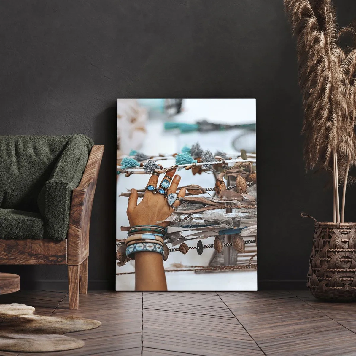 Impression sur toile - Image sur toile - Une main ornée de bijoux bohèmes avec des décorations en arrière-plan - 70x100cm - Trésor local - Décoration murale moderne pour le salon et la chambre ARTTOR