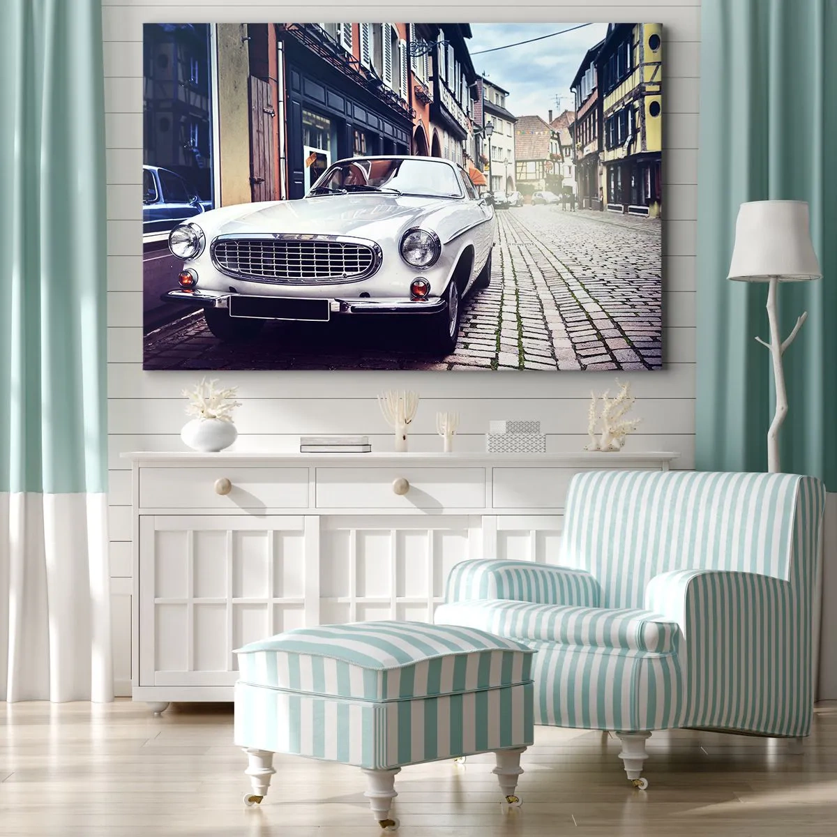 Impression sur toile - Image sur toile - Une voiture blanche classique dans une rue pavée de la ville - 100x70cm - Le passé est aujourd'hui - Décoration murale moderne pour le salon et la chambre ARTTOR
