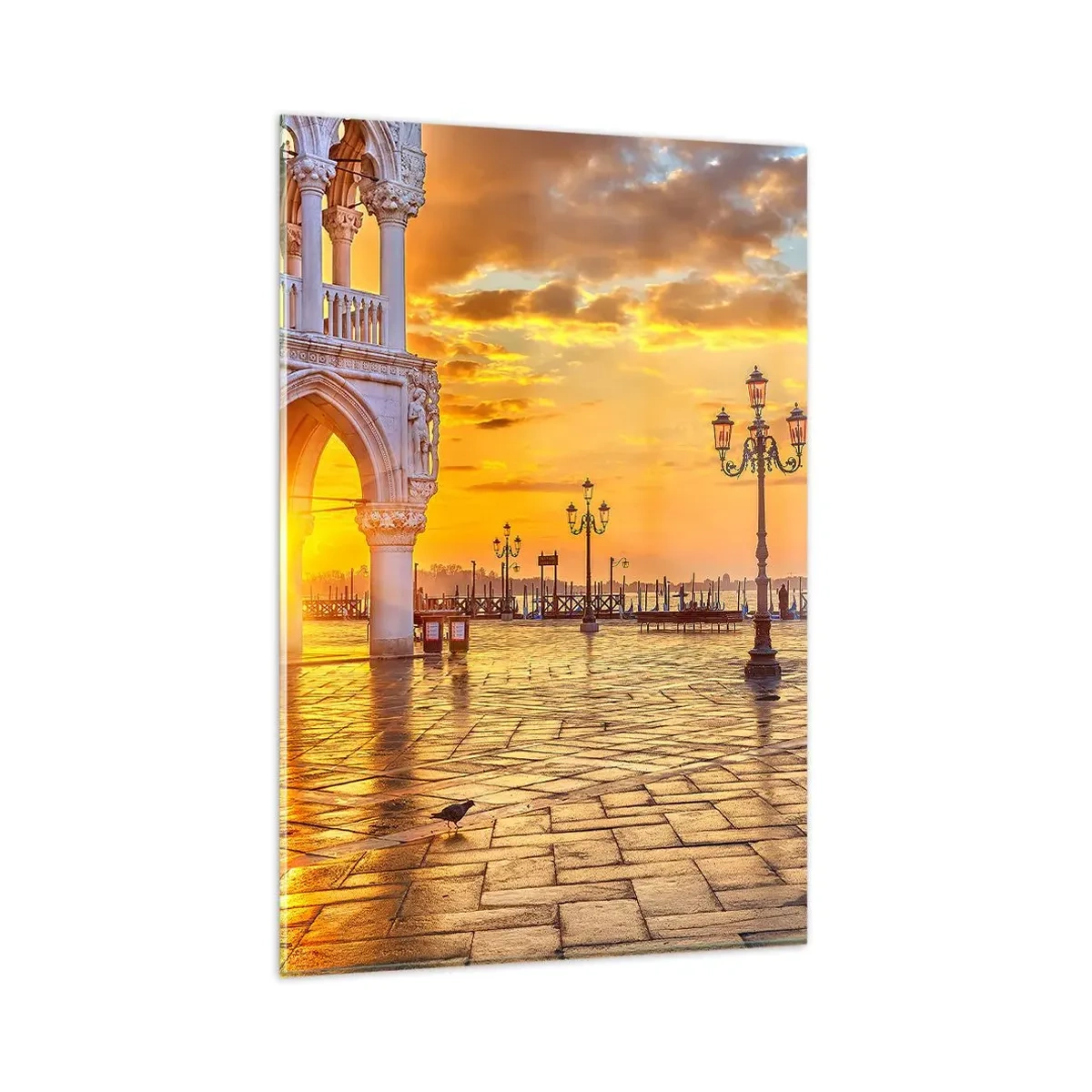 Impression sur verre - Image sur verre - Coucher de soleil doré sur la place de la ville avec des arcades et des lampes - 80x120cm - Où est tout le monde? - Décoration murale moderne pour le salon et la chambre ARTTOR