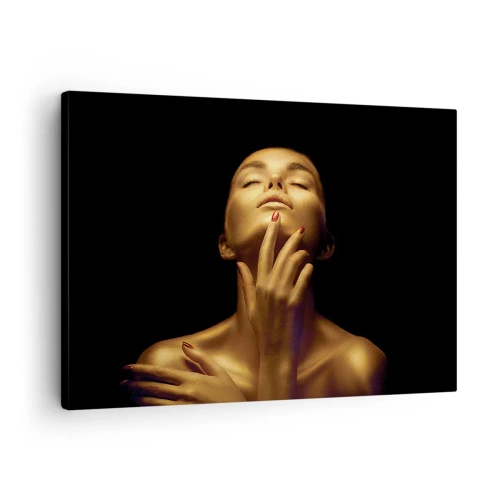 Impression sur toile - Image sur toile - Portrait d'une femme dans une lueur dorée sur fond noir - 70x50cm - Comme de la soie dorée - Décoration murale moderne pour le salon et la chambre ARTTOR