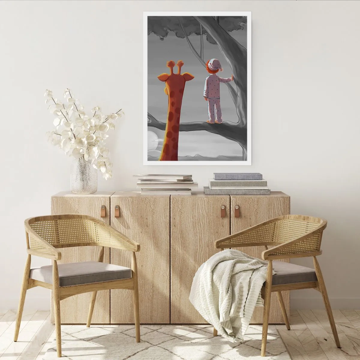 Affiche - Poster - Un garçon en pyjama et une girafe dans un arbre dans un paysage gris et orange. - 50x70cm - Cela arrive vraiment - Décoration murale moderne pour le salon et la chambre ARTTOR