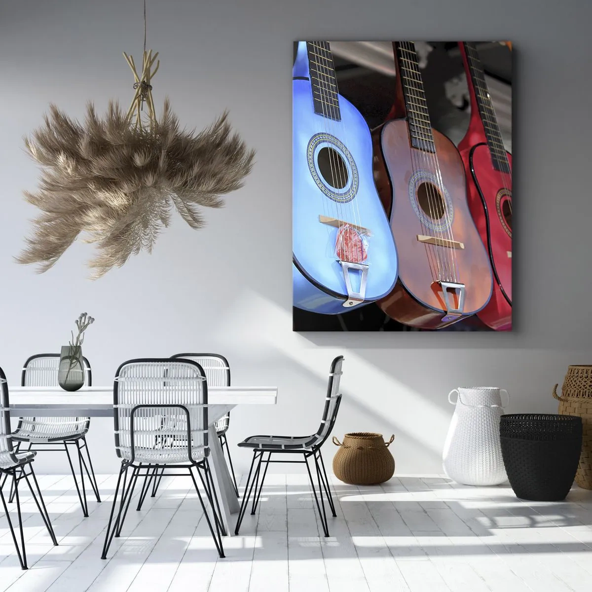 Impression sur toile - Image sur toile - Des guitares acoustiques colorées sont accrochées en rangée dans une exposition - 50x70cm - Ambiance latine - Décoration murale moderne pour le salon et la chambre ARTTOR