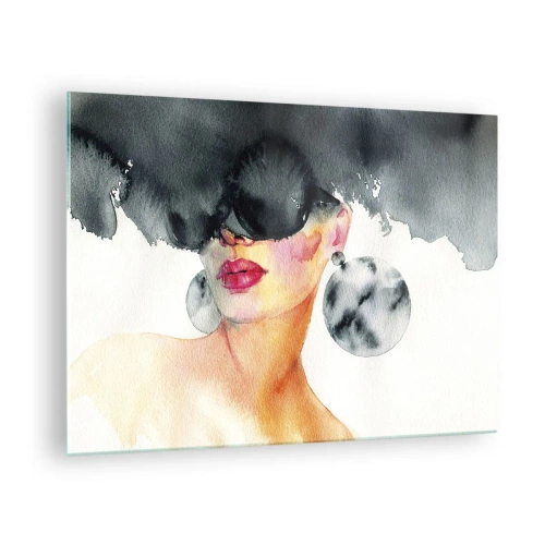 Impression sur verre - Image sur verre - Portrait d'une femme avec de grandes boucles d'oreilles et une tache noire au-dessus de la tête - 70x50cm - Secret de l'élégance - Décoration murale moderne pour le salon et la chambre ARTTOR