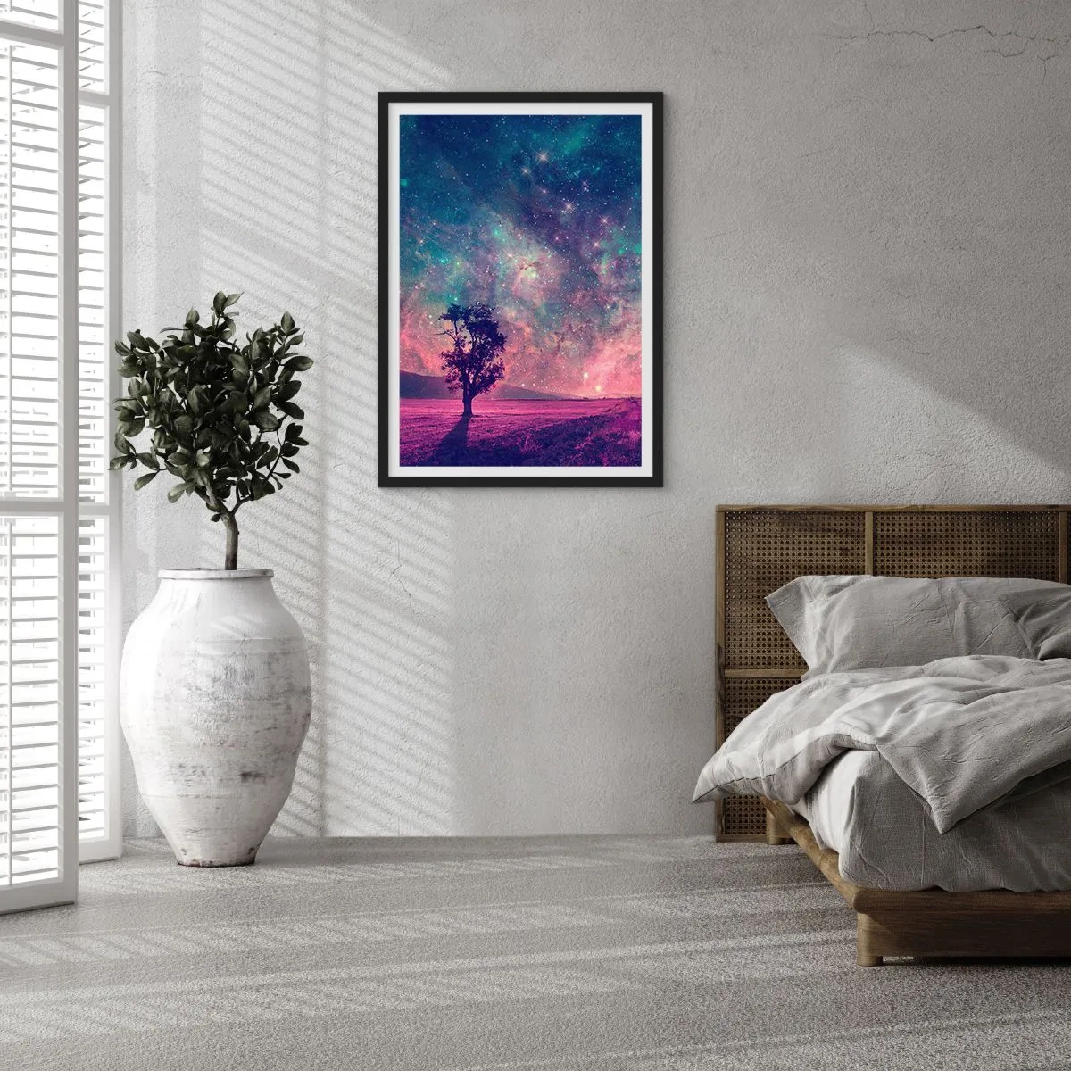 Affiche dans un cadre noir - Poster - Un arbre sur fond de ciel étoilé aux nuances colorées - 50x70cm - Sous un ciel magique - Décoration murale moderne pour le salon et la chambre ARTTOR
